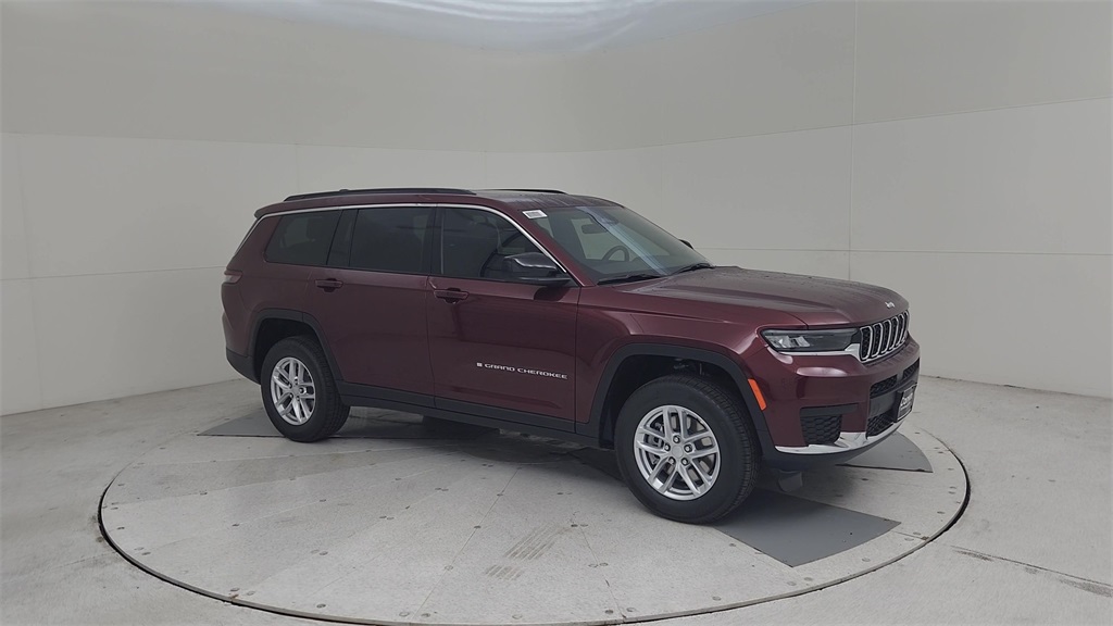 2025 Jeep Grand Cherokee Laredo photo 2