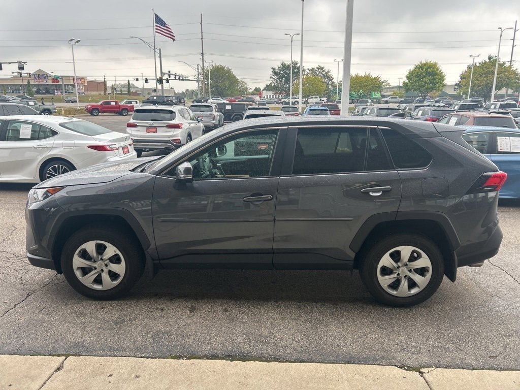 2022 Toyota RAV4 LE photo 3