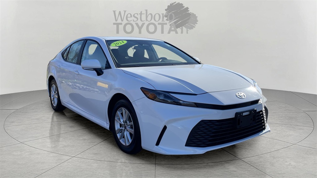 2025 Toyota Camry LE's photo