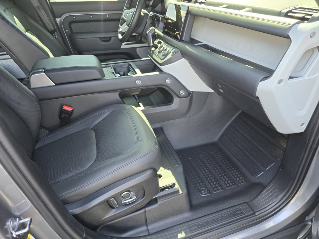 2023 Land Rover Defender 130 S photo 29