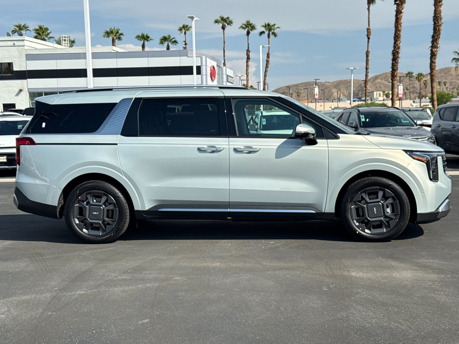 2026 Kia Carnival SX photo 2
