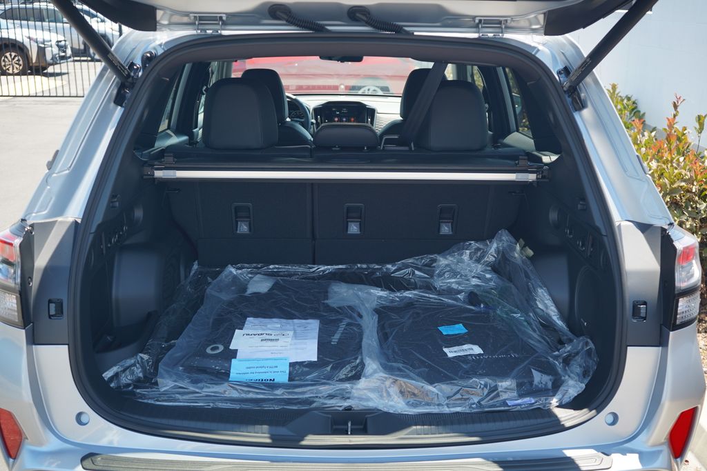 2025 Subaru Forester Touring photo 7