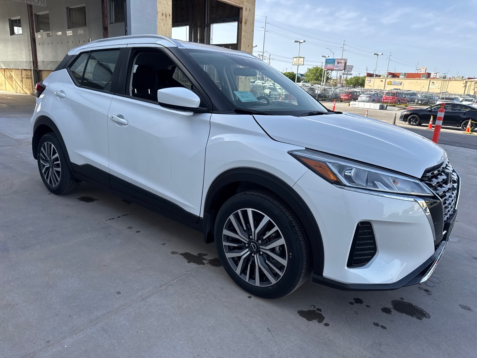Used 2024 WHITE Nissan SV image 2