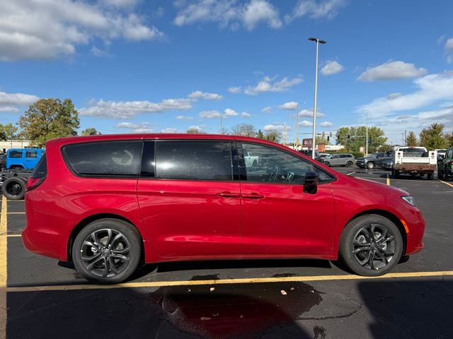 2026 Chrysler Pacifica photo 2