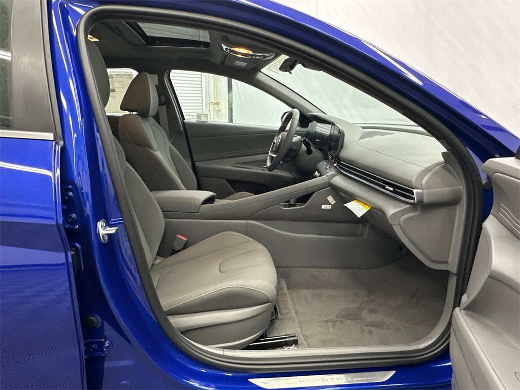 2025 Hyundai Elantra SEL Convenience photo 15