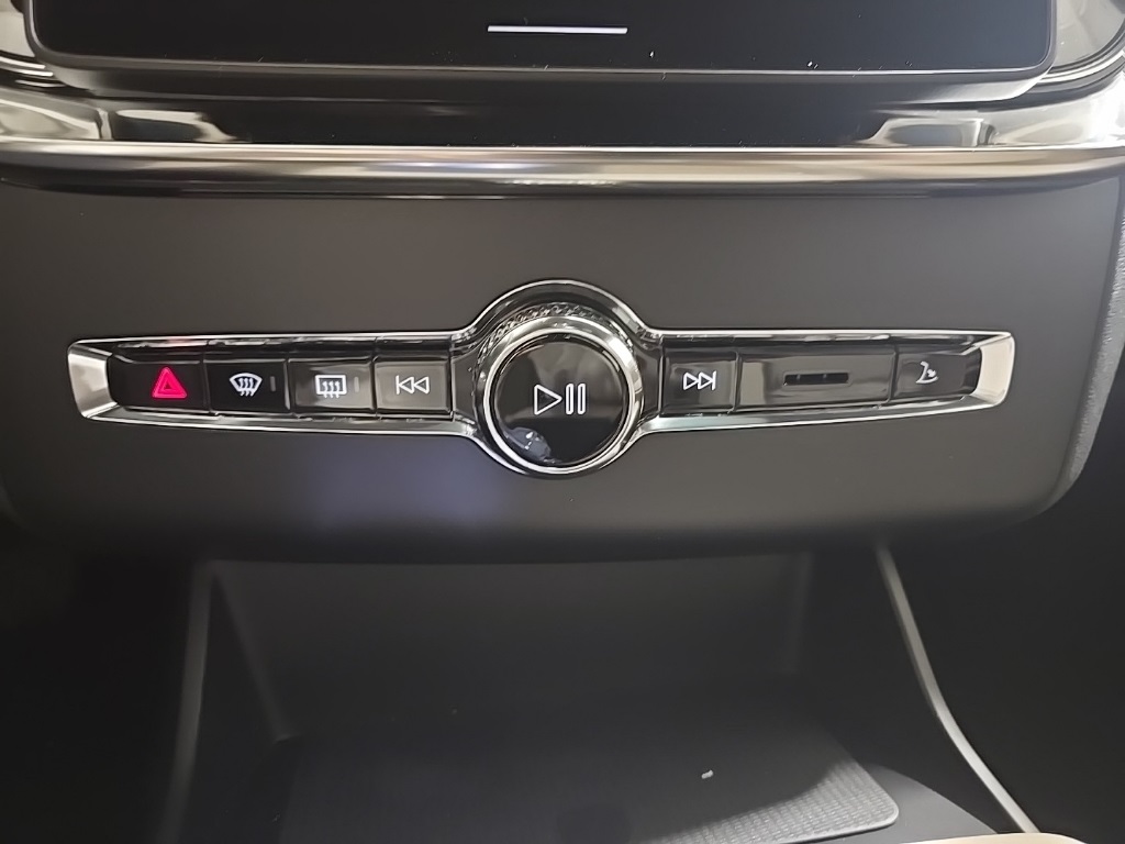 2026 Volvo XC90 Plus photo 15