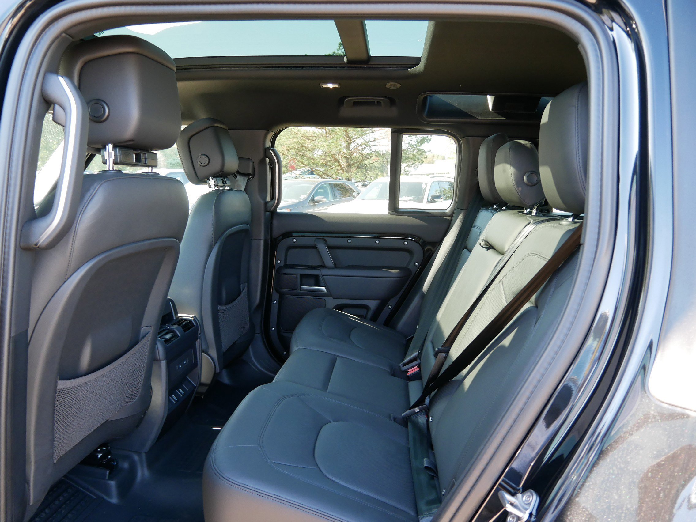 2026 Land Rover Defender 110 S photo 4
