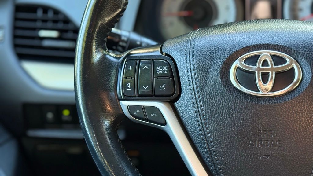 2020 Toyota Sienna SE Premium photo 23