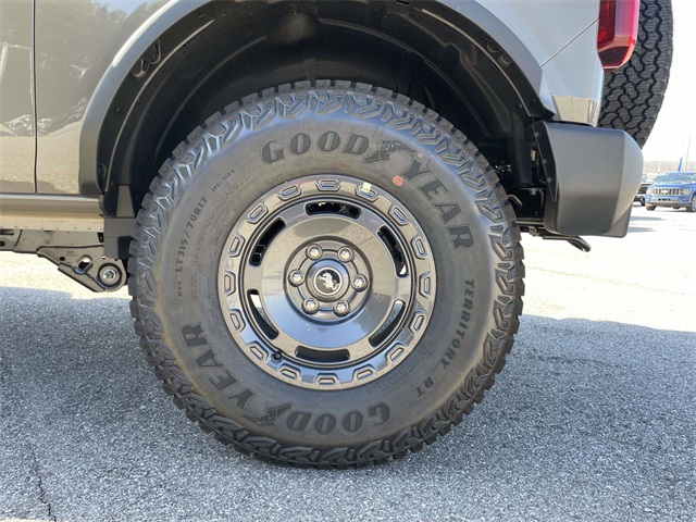 2025 Ford Bronco Base photo 3