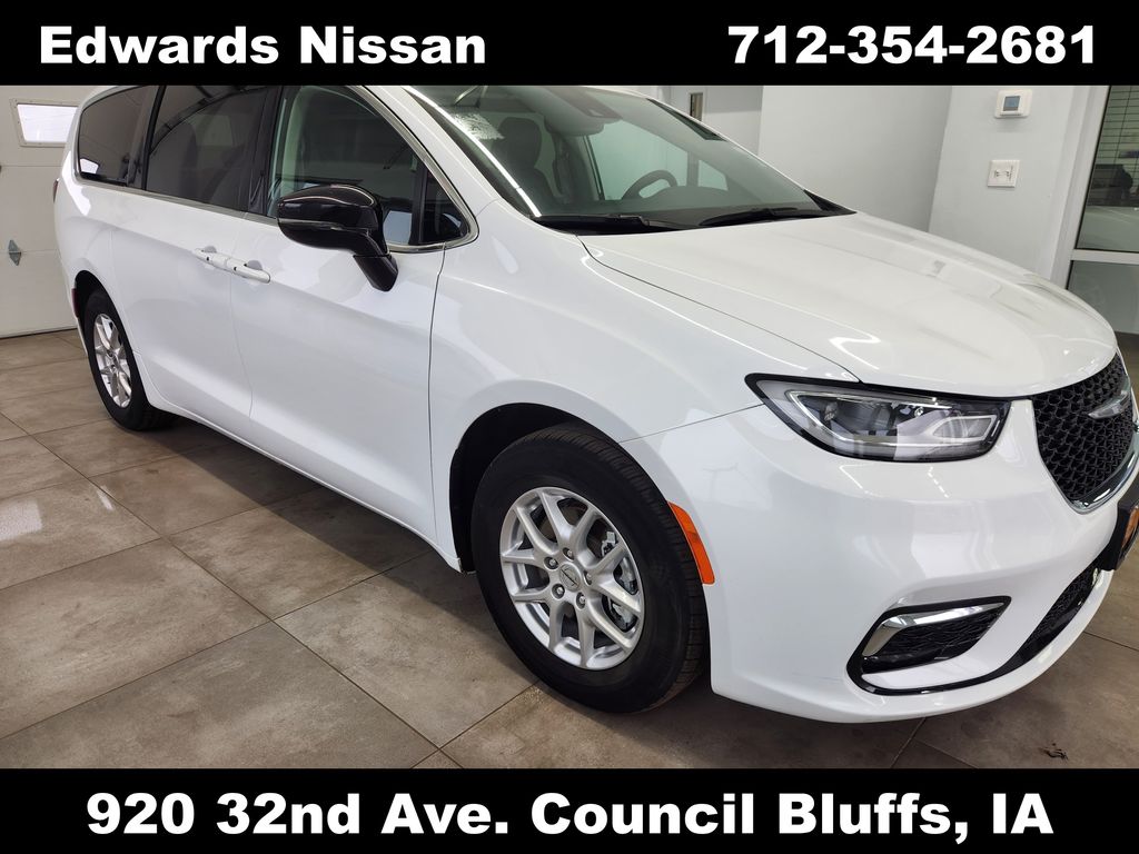 2024 Chrysler Pacifica Touring L's photo