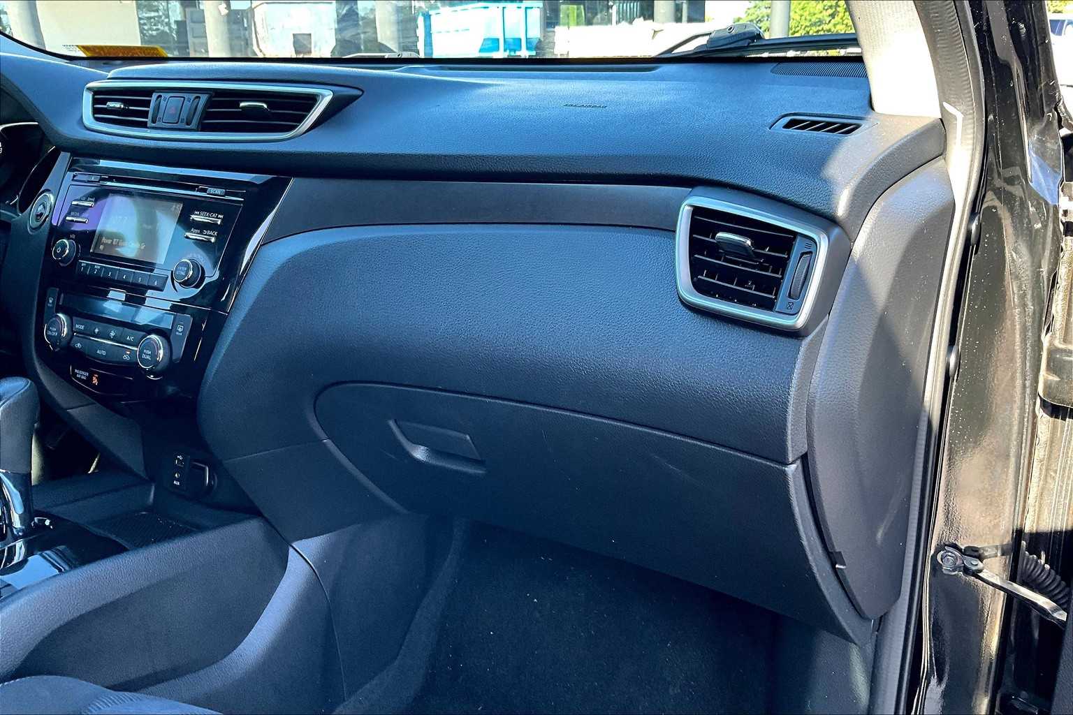 2015 Nissan Rogue SV photo 17
