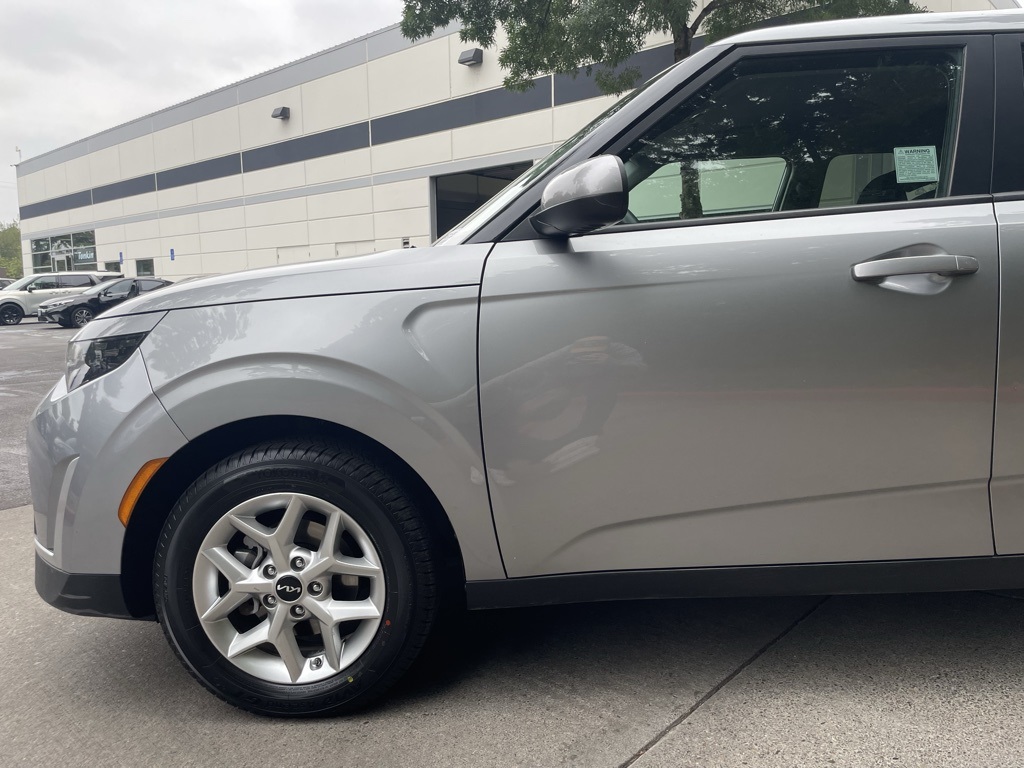 2023 Kia Soul LX photo 4