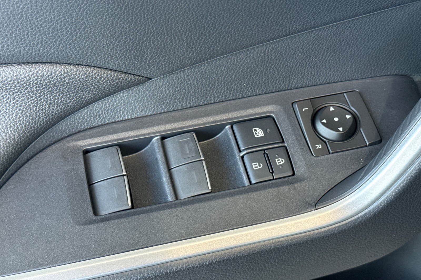 2025 Toyota RAV4 Hybrid XLE photo 13