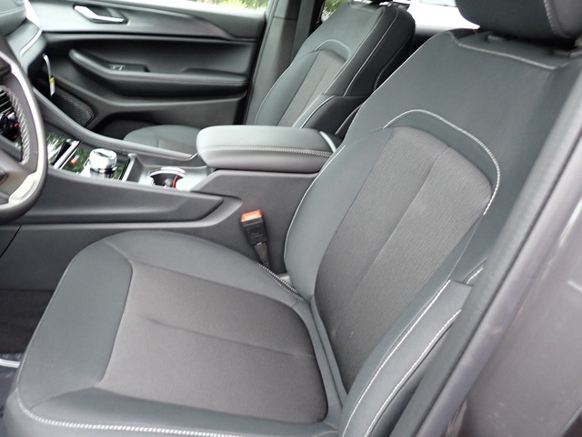 2024 Jeep Grand Cherokee Laredo photo 10