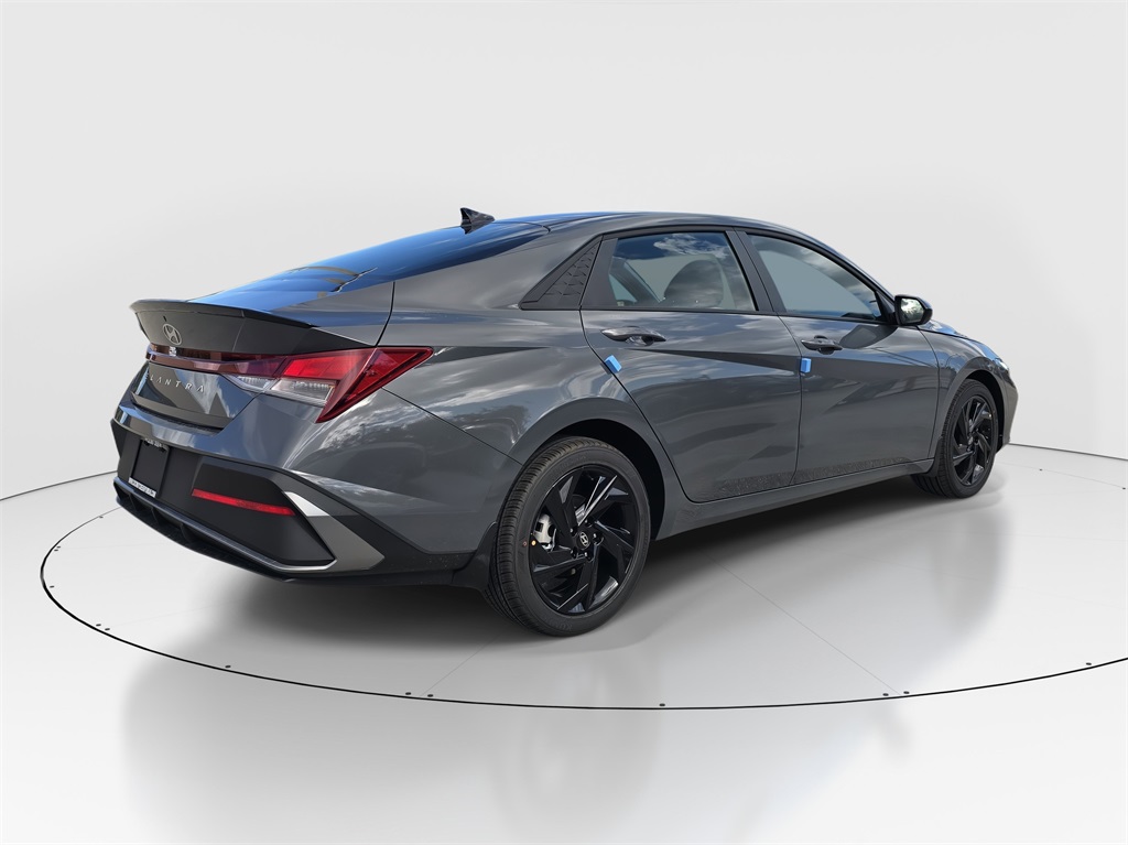 2026 Hyundai Elantra SEL Sport photo 3