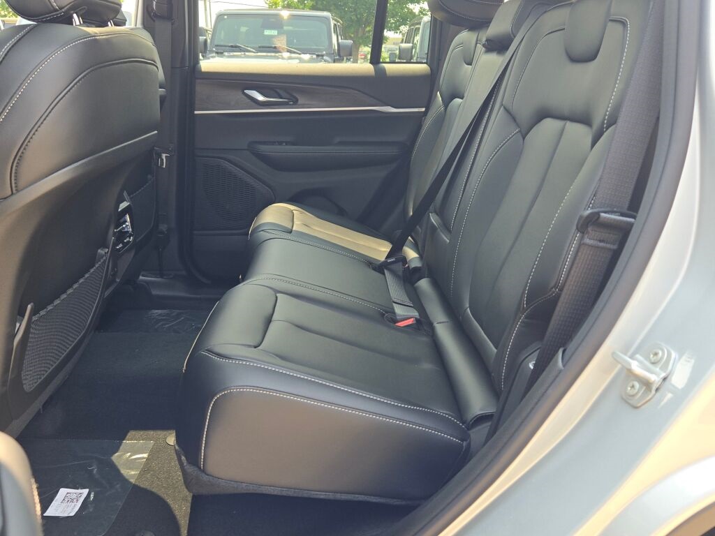 2025 Jeep Grand Cherokee Limited photo 18