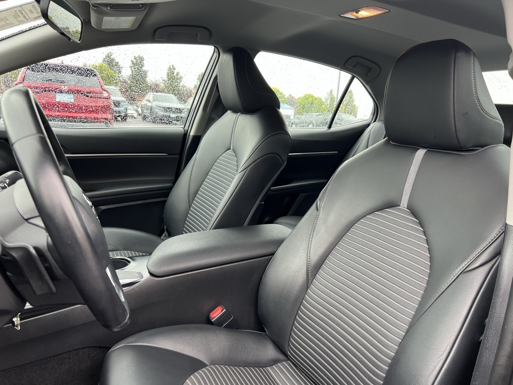 2020 Toyota Camry SE photo 13