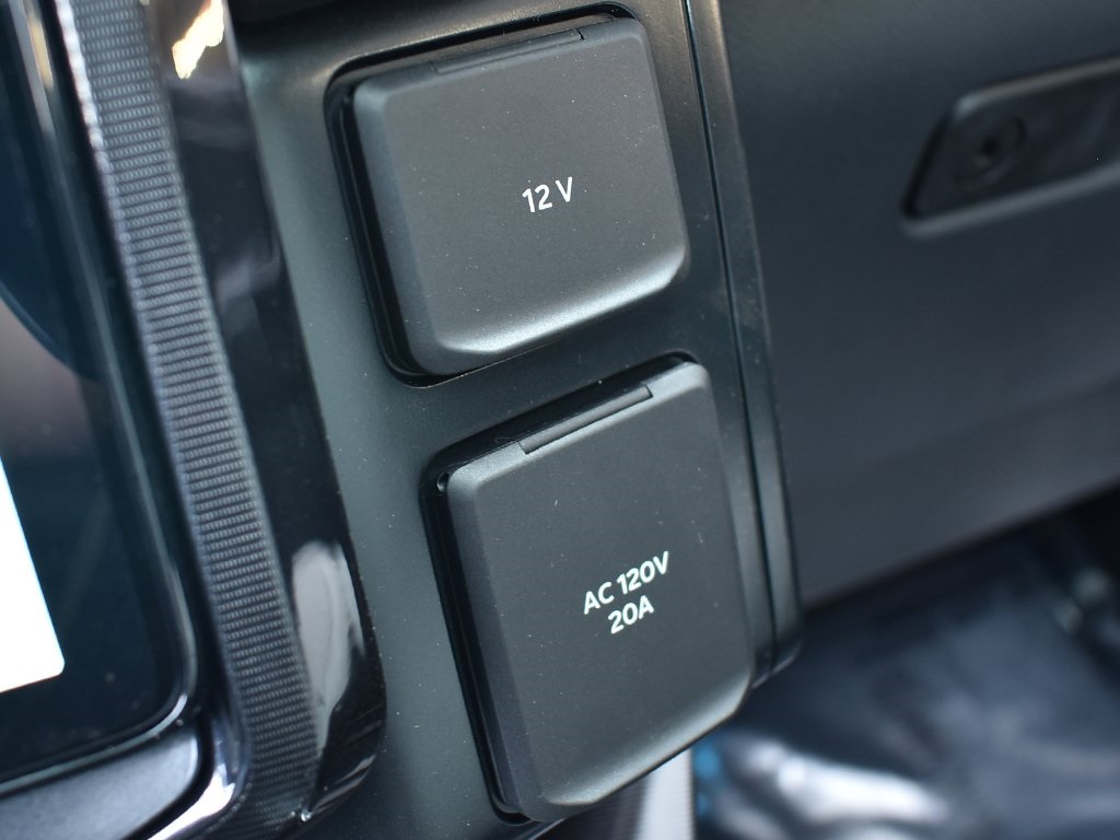2025 Ford F-150 Lightning Platinum photo 27