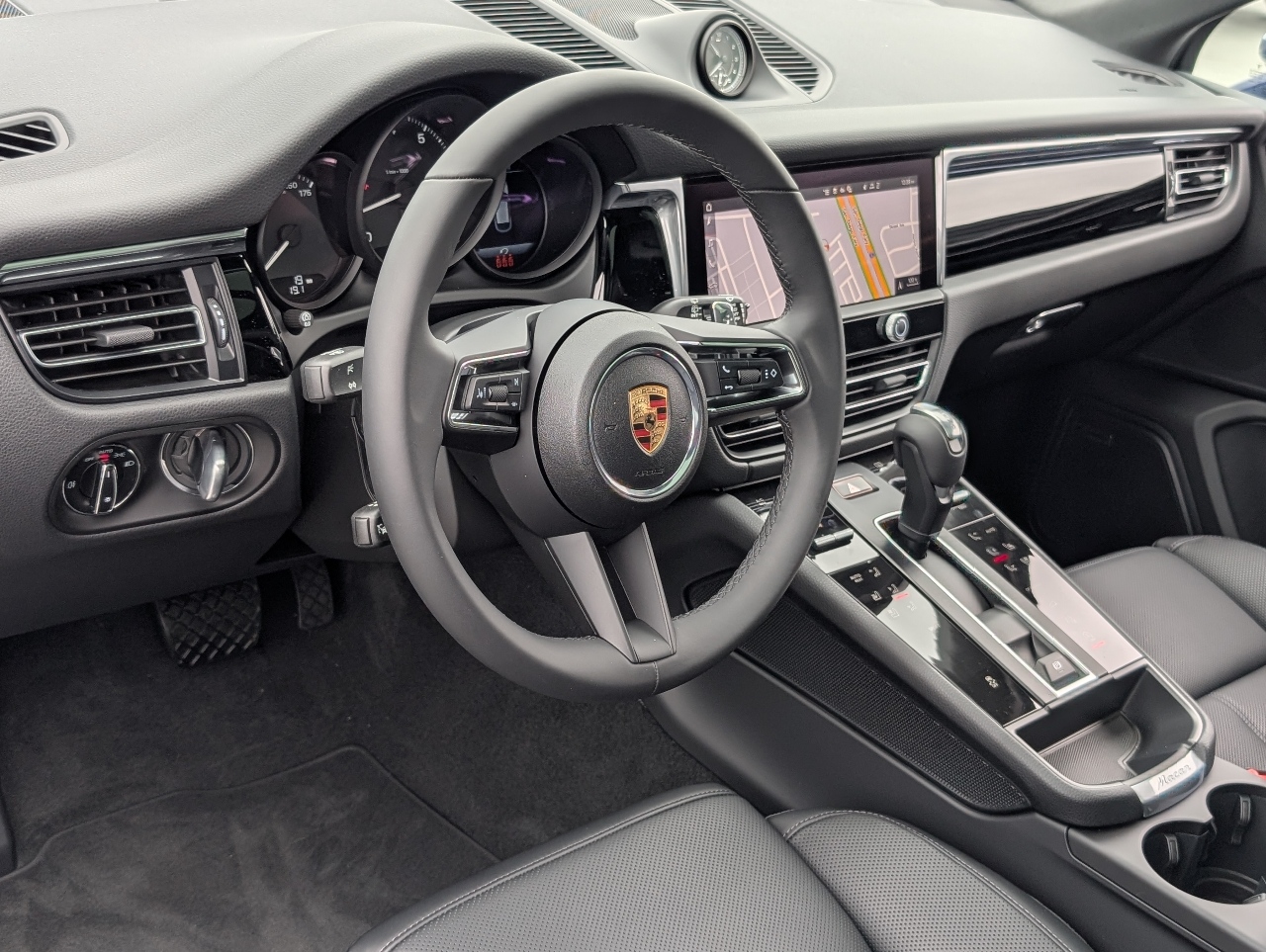 2025 Porsche Macan T photo 4