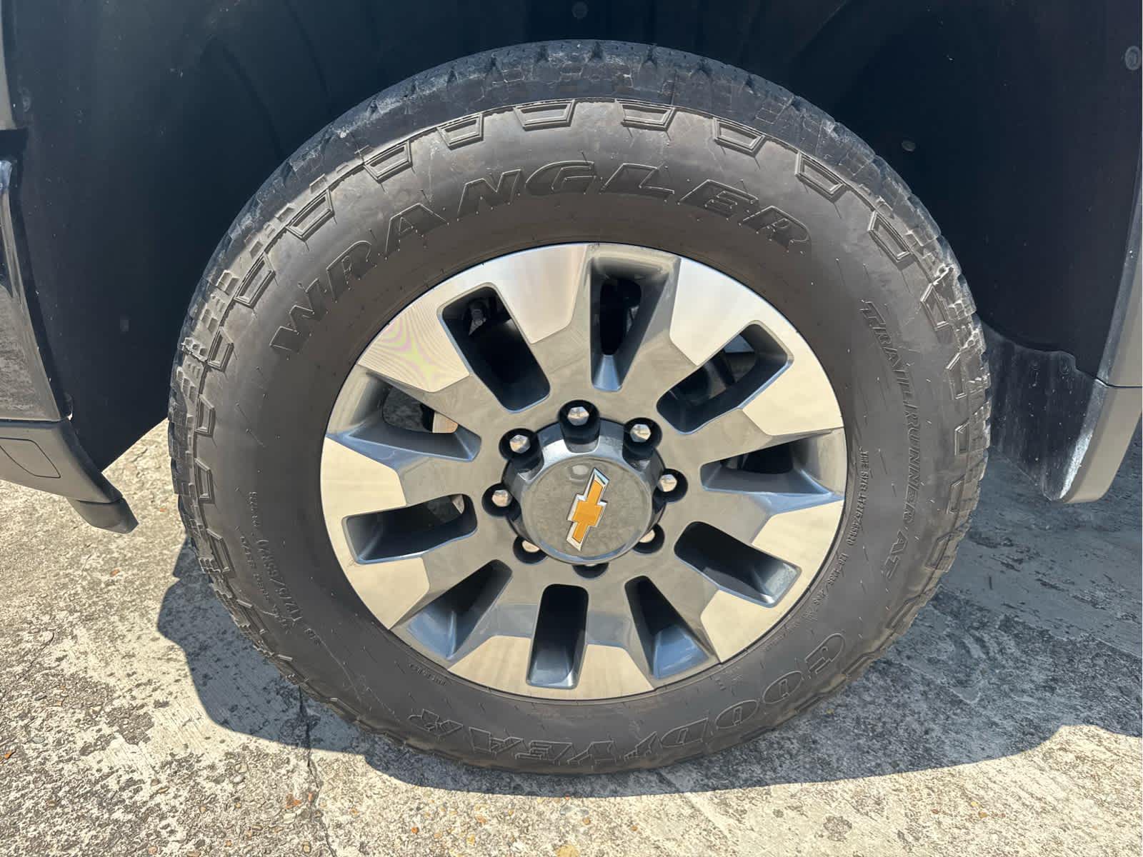 2025 Chevrolet Silverado 2500HD Custom photo 2