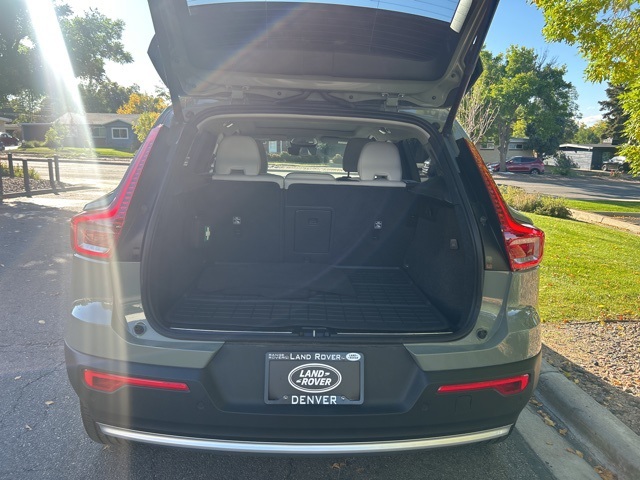 2025 Volvo XC40 Plus photo 9