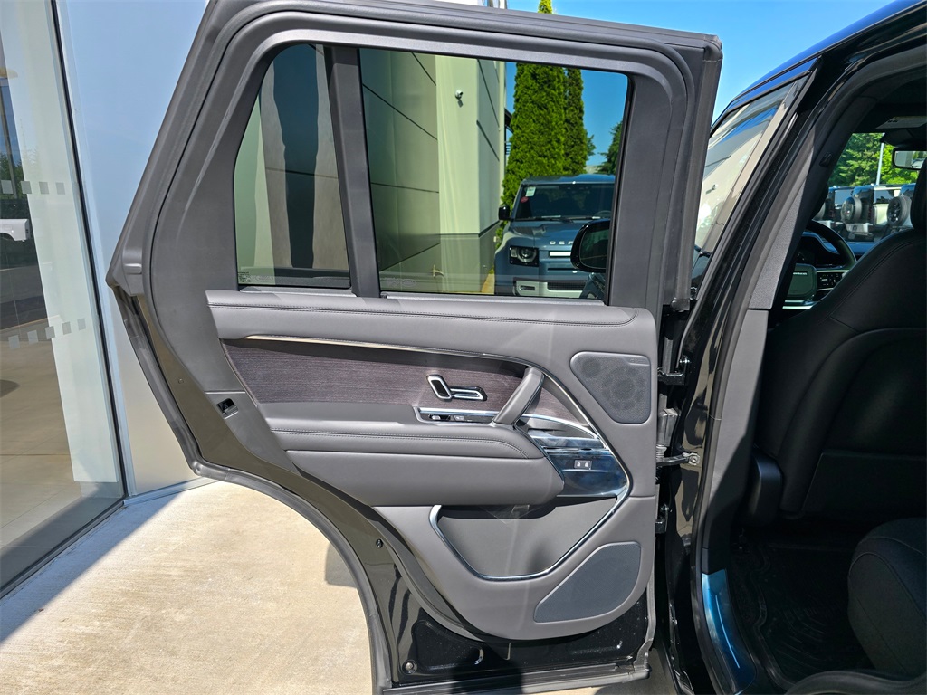 2025 Land Rover Range Rover SE photo 24
