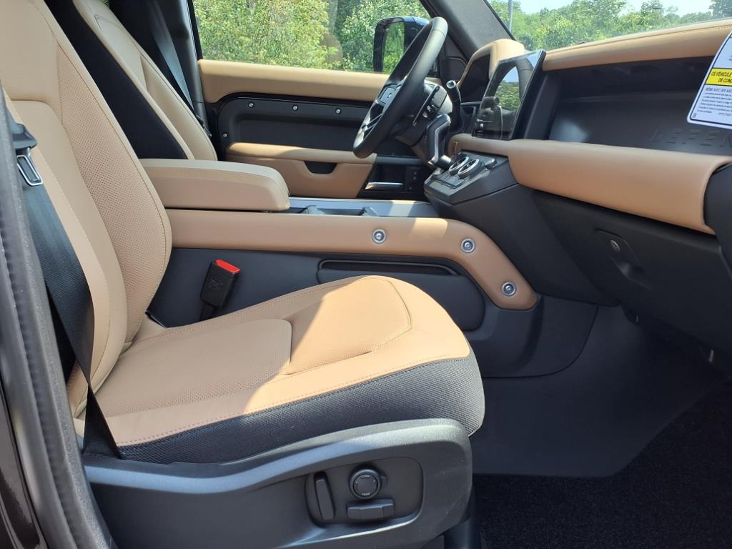 2025 Land Rover Defender 110 V8 photo 3