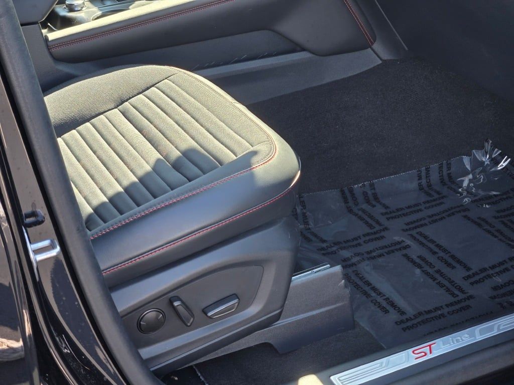 2025 Ford Explorer ST-Line photo 4