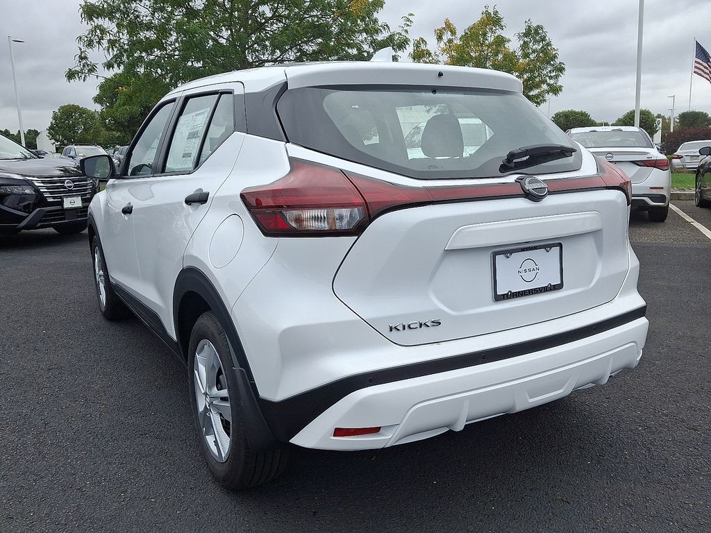 2025 Nissan Kicks Play S photo 2