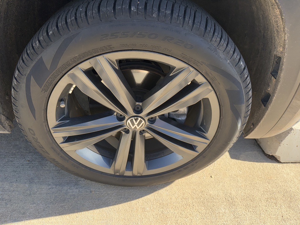 2022 Volkswagen Atlas Cross Sport SEL R-Line photo 3