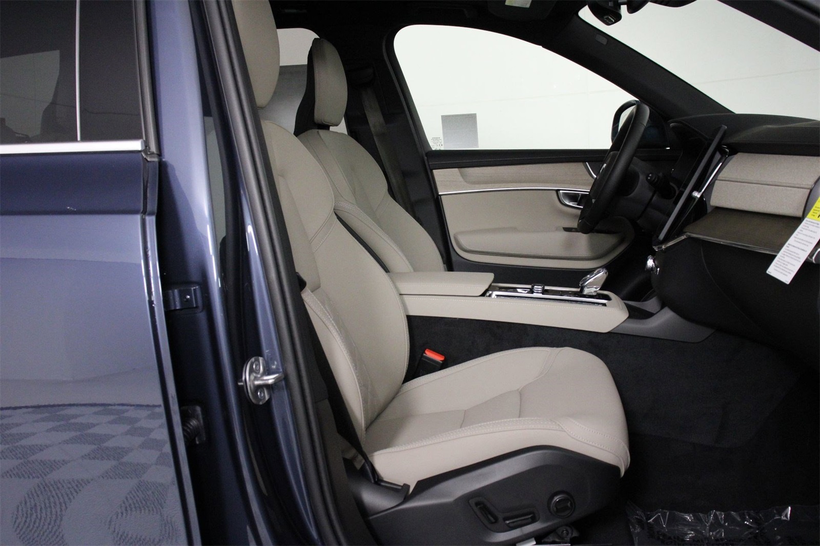 2026 Volvo XC90 Plus photo 10