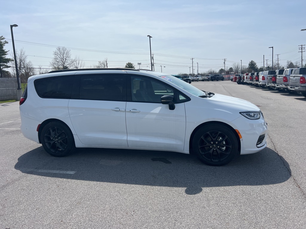 2024 Chrysler Pacifica Limited photo 2