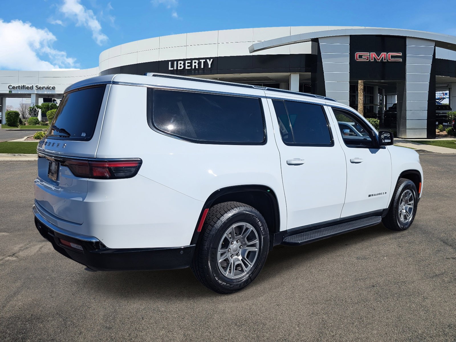 2023 Jeep Wagoneer L photo 3