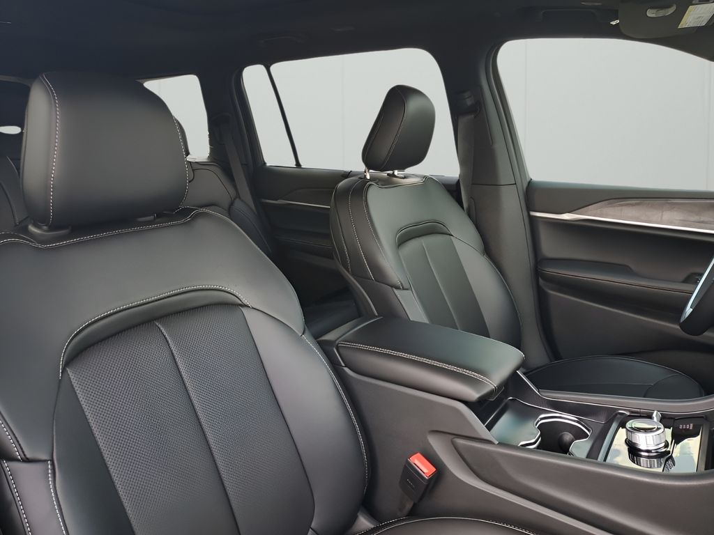 2025 Jeep Grand Cherokee Limited photo 13