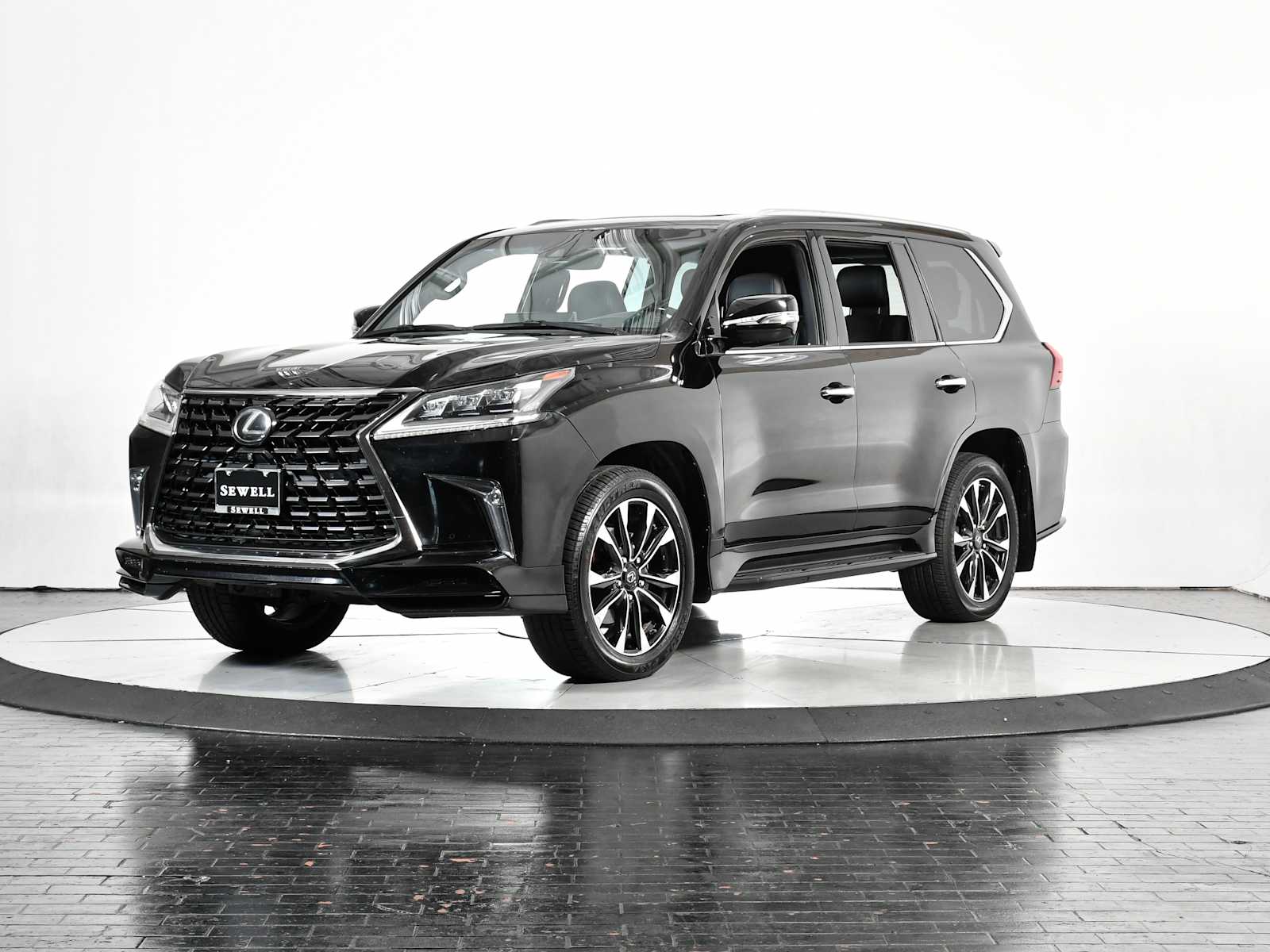 2021 Lexus LX 570's photo