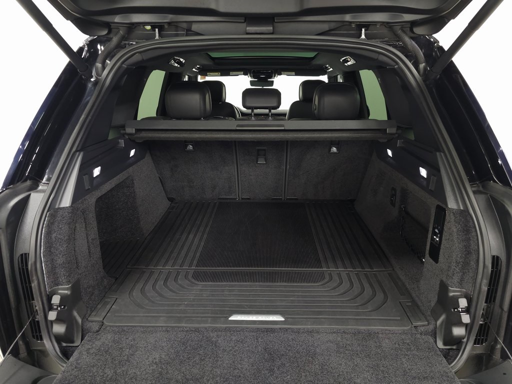 2023 Land Rover Range Rover SE photo 4