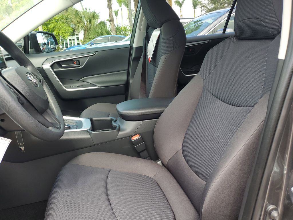 2025 Toyota RAV4 Hybrid LE photo 15