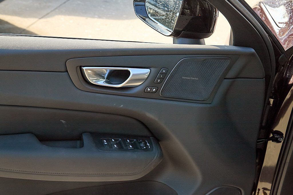 2026 VOLVO XC60 - Image 10