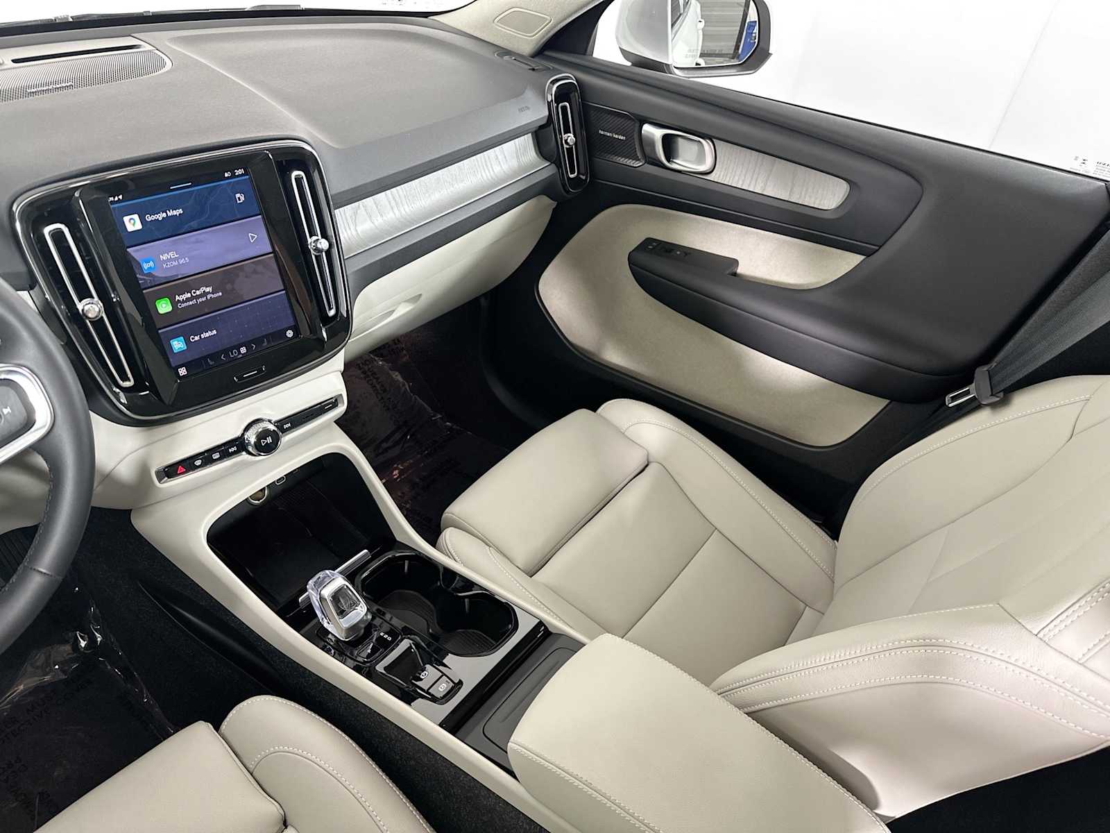2025 Volvo XC40 AWD Plus photo 22