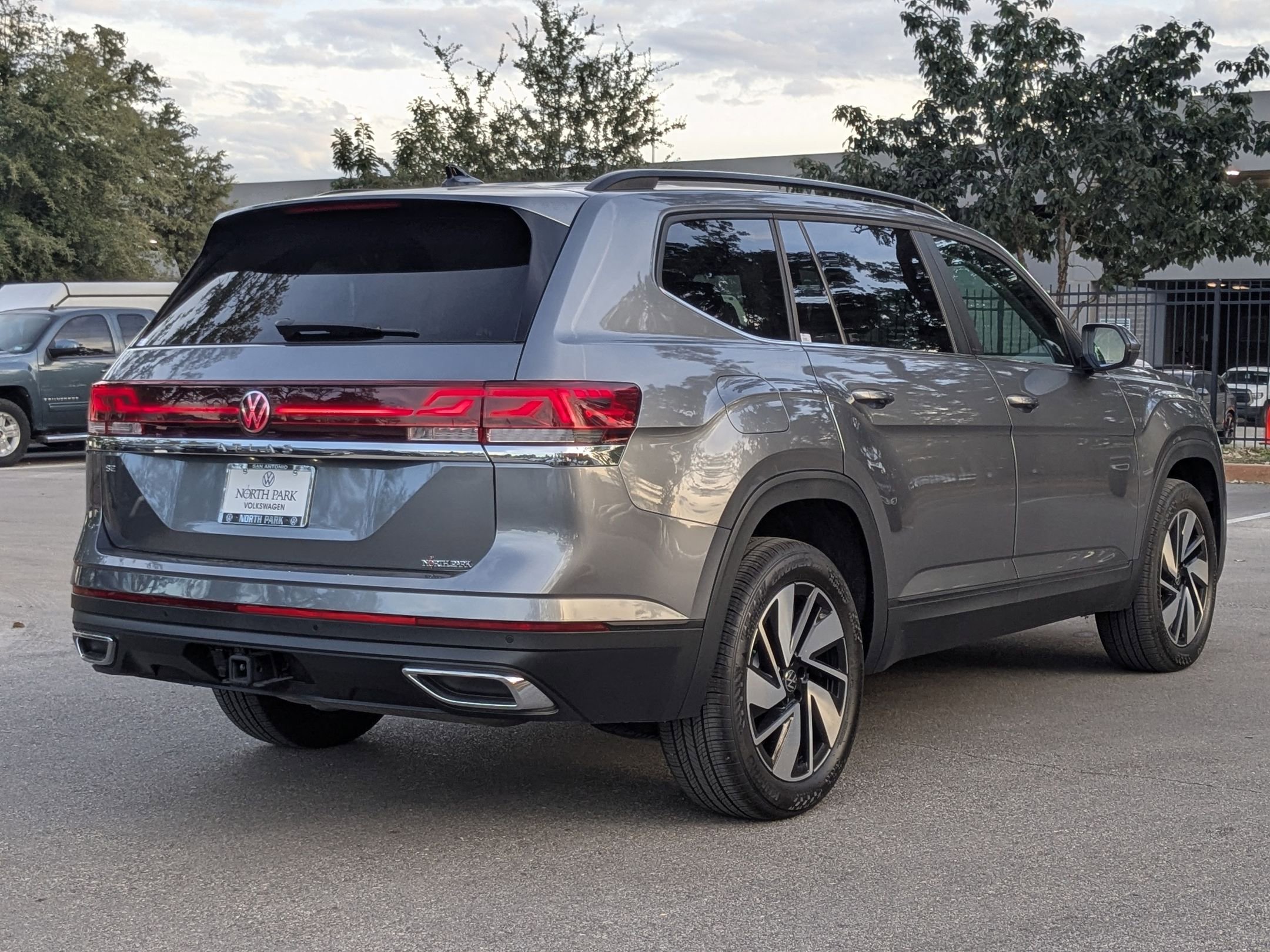 2025 Volkswagen Atlas SE Technology photo 2