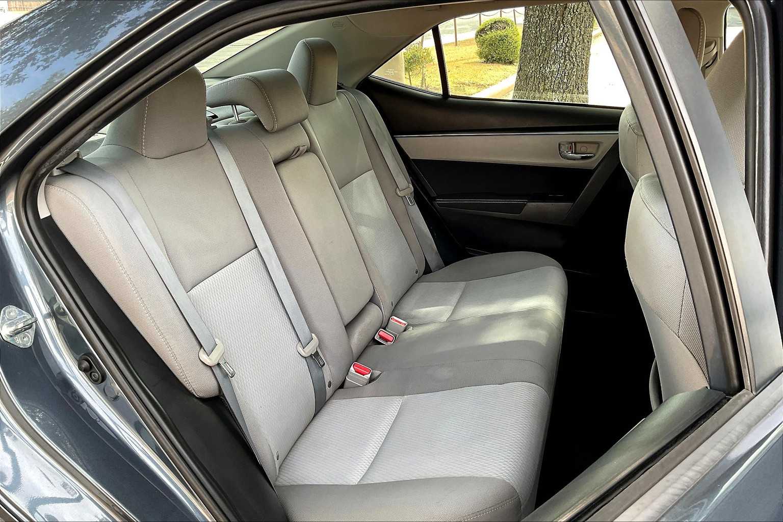 2016 Toyota Corolla LE photo 15