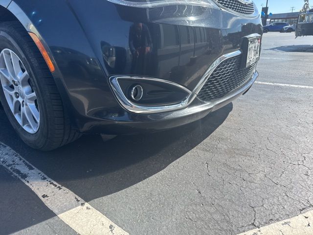 2020 Chrysler Pacifica Touring L photo 3
