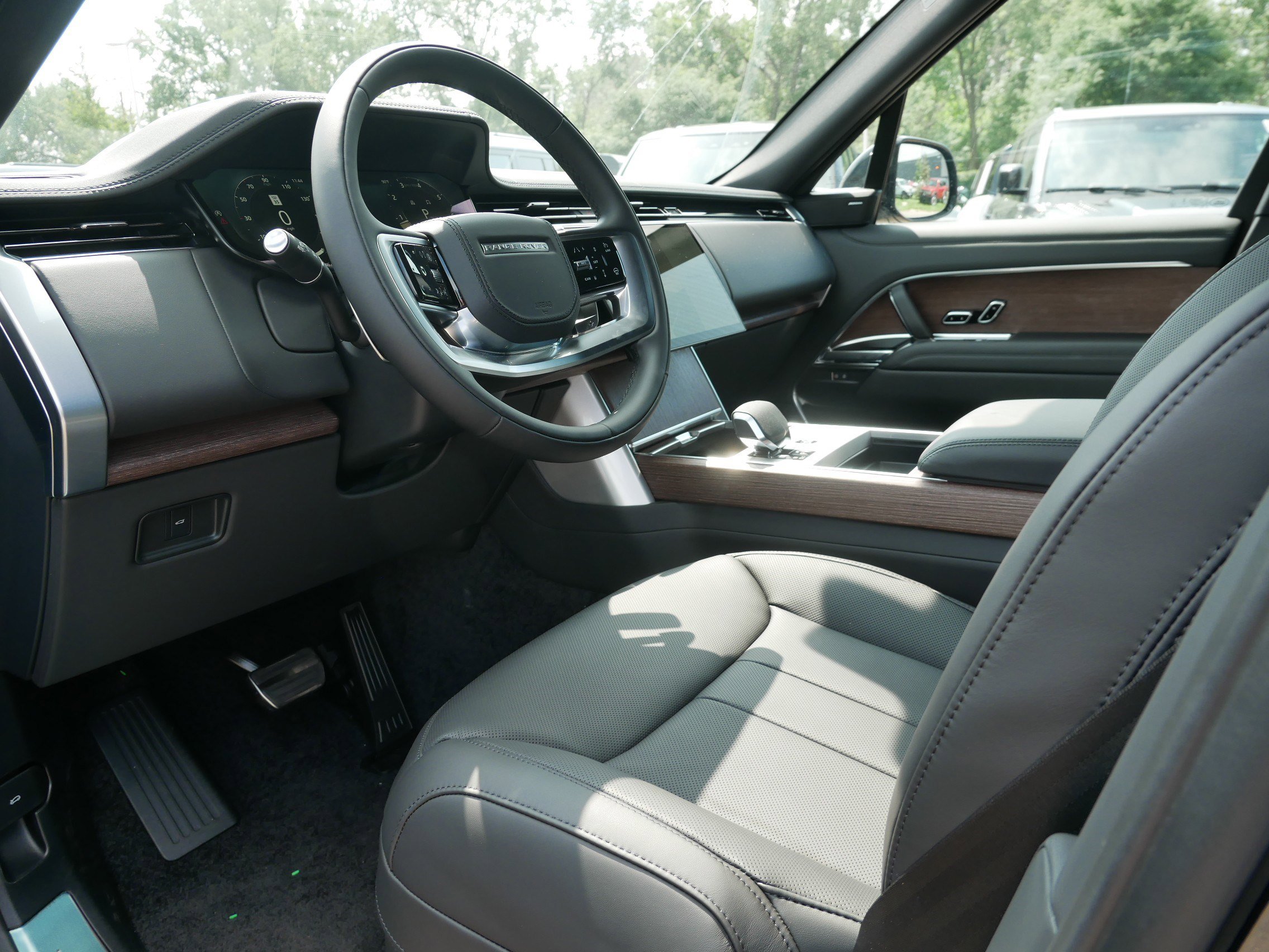 2025 Land Rover Range Rover SE photo 2
