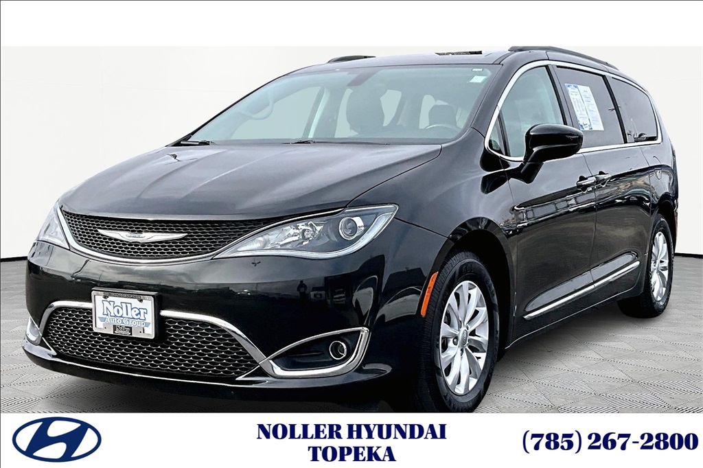 2017 Chrysler Pacifica Touring-L's photo