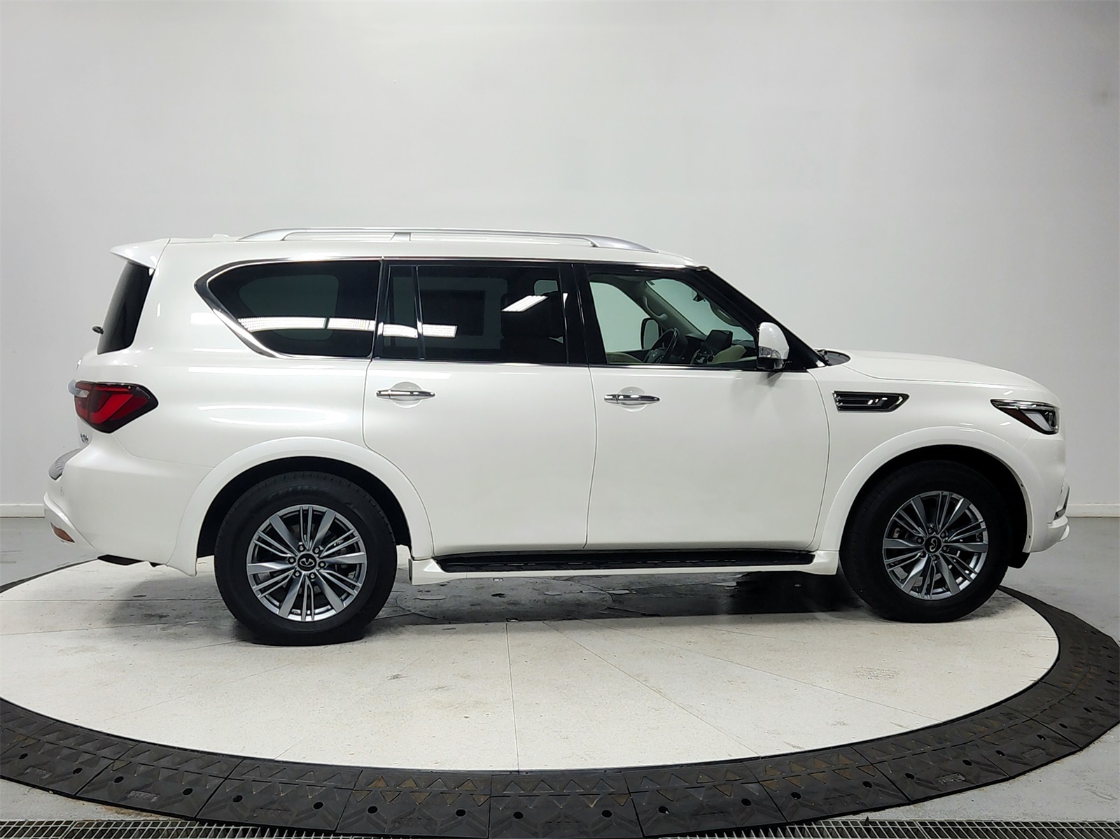 2023 Infiniti QX80 Luxe photo 6
