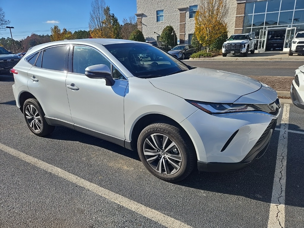 2023 Toyota Venza LE's photo