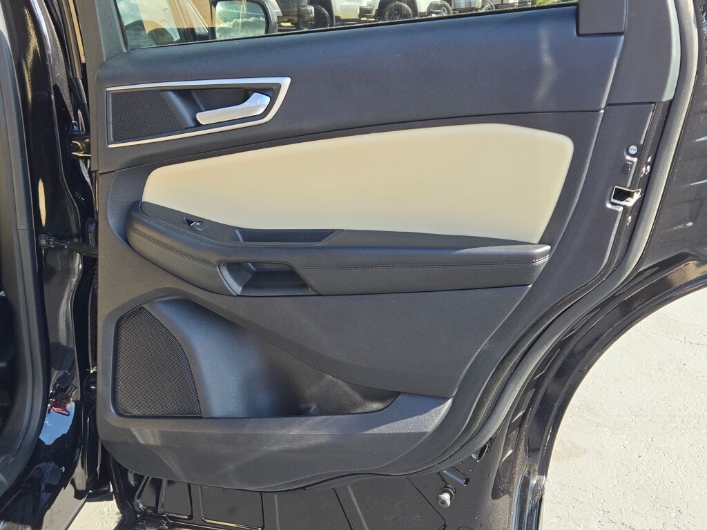 2022 Ford Edge SEL photo 10