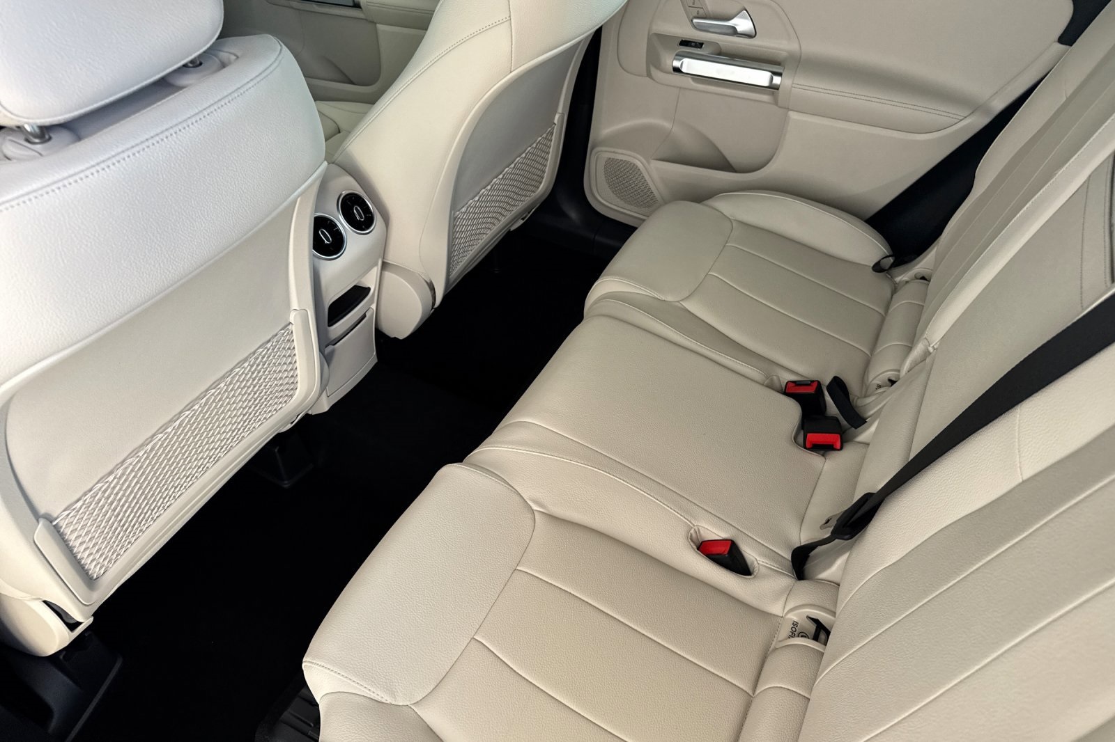 2025 Mercedes Benz GLB 250 4MATIC photo 4