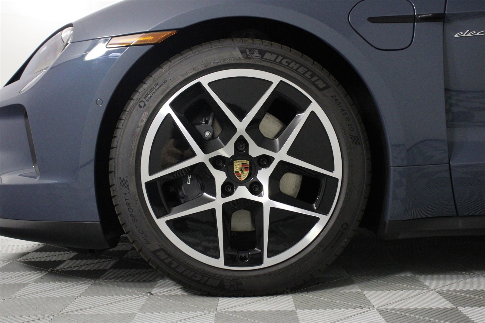 2025 Porsche Taycan photo 16
