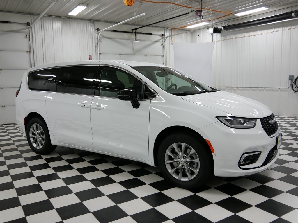 2026 Chrysler Pacifica Select's photo